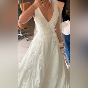 Justin Alexander NWT IDONIA size 4 unworn, unaltered.